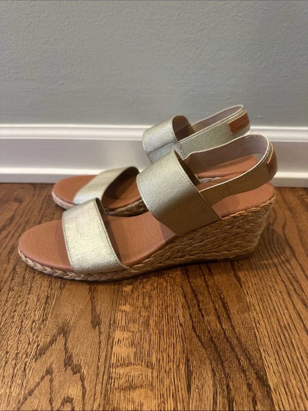 EUC Tommy Bahama Sakura Sz 9.5 Metallic Gold Espadrille Wedge Sandals